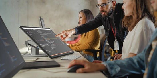 Monitor táctil Clarity Fold Touch 27" 4K UHD con carga USB-C de 65 W, webcam y soporte plegable