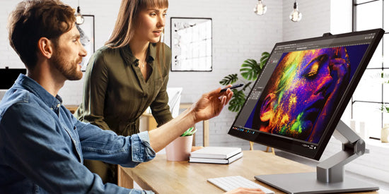 Monitor Clarity Fold Touch 32" 4K UHD con Power Delivery de 65W, webcam y soporte plegable
