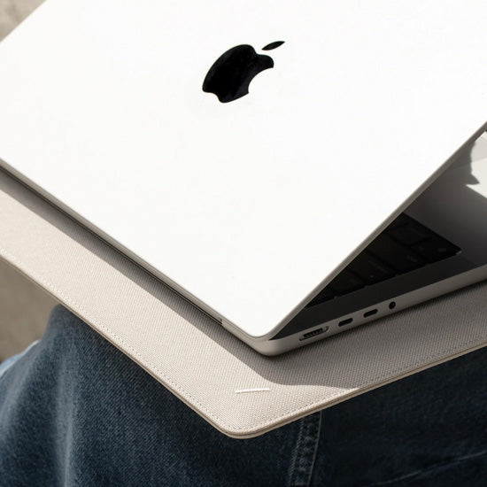Funda Stow Slim MacBook 15"/16" Sandstone