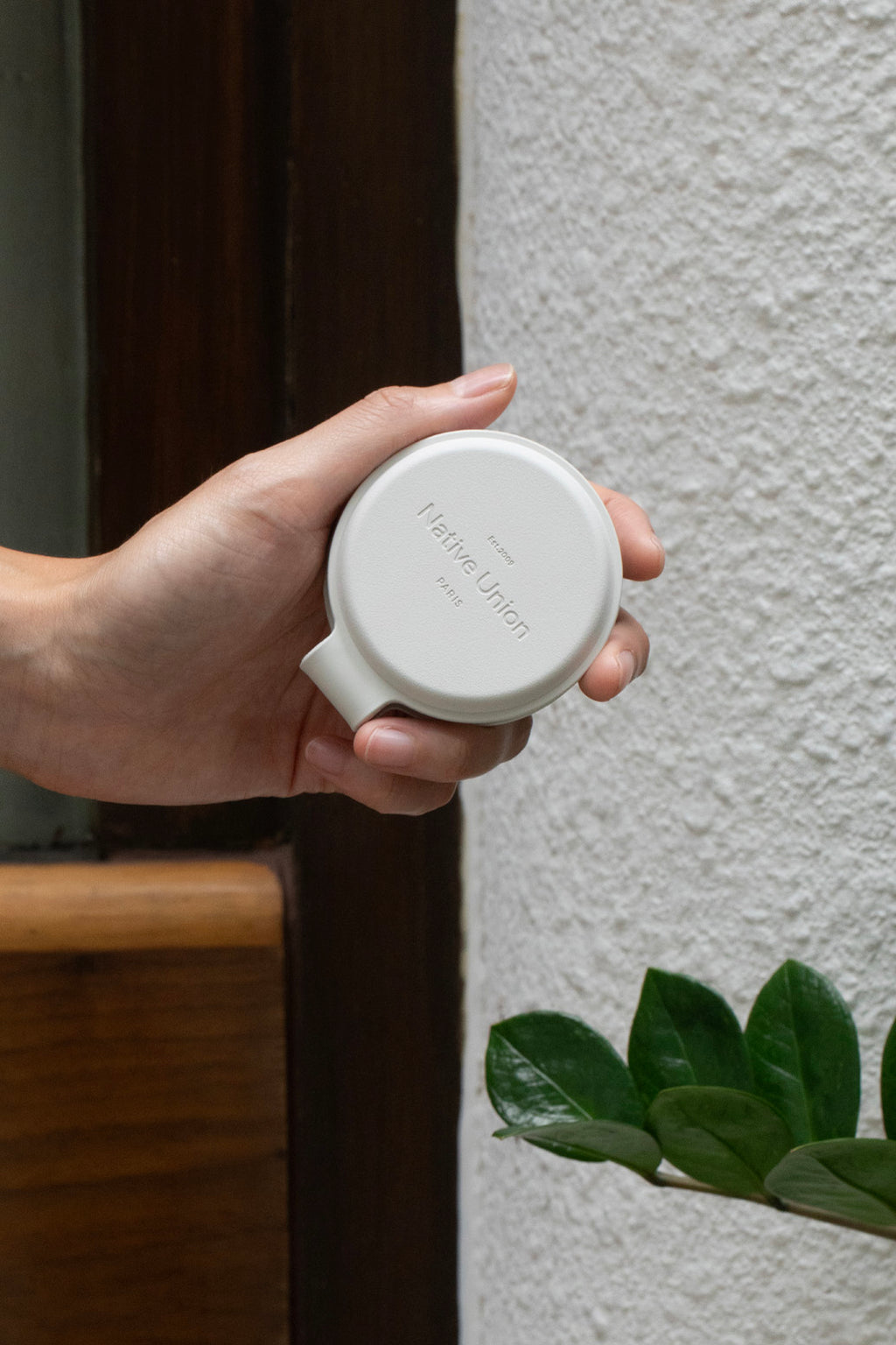 Cargador Voyage inalámbrico 2 en 1 Qi2 Clay