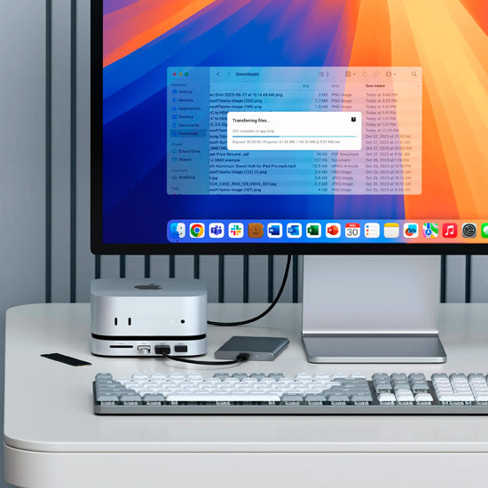 Soporte compacto y hub con enclosure SSD para el Mac Mini 2024, ofreciendo opciones de conectividad expandidas