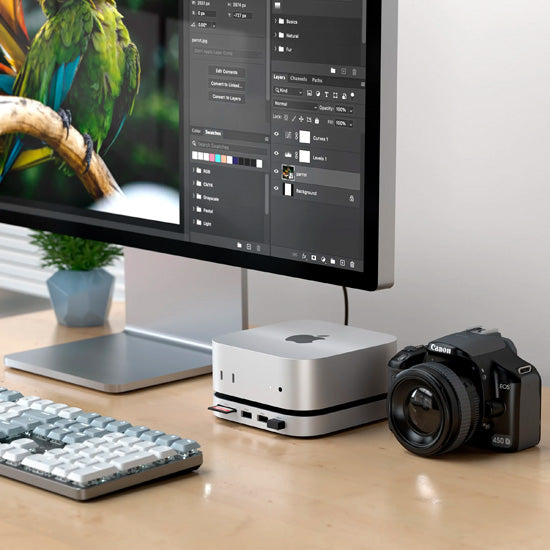Soporte compacto y hub con enclosure SSD para el Mac Mini 2024, ofreciendo opciones de conectividad expandidas