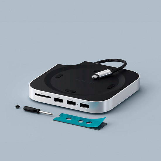 Soporte compacto y hub con enclosure SSD para el Mac Mini 2024, ofreciendo opciones de conectividad expandidas