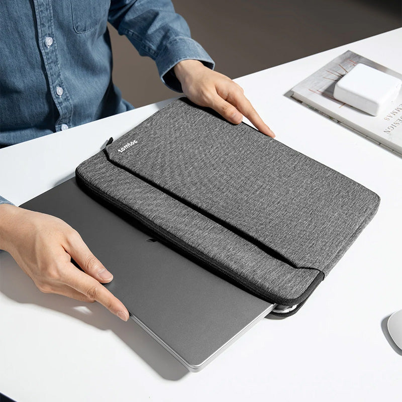 Funda Light-A18 para MacBook Air y Pro 13" (M5/M4/M3) Gris Oscuro